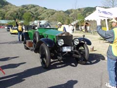 公道を走るための車検（保安基準に基づく点検）を受けます。